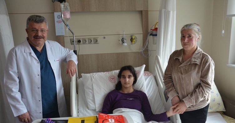 Depremzede öğrenci hem tedavi görüyor hem de LGS’ye çalışıyor