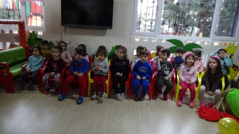 Depremzede yaşıtlarına yardım için kuyruğa girdiler 