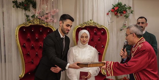 Depremzede Zehra Aktaş, polis memuru nişanlısıyla evlendi