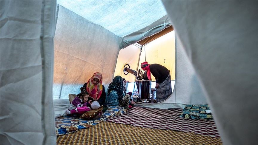 Depremzedeler çadır kentte yaşama tutunmaya çalışıyor