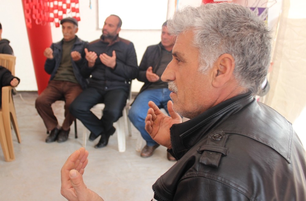 Depremzedeler çadırda Mehmetçiğe dua etti 