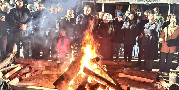 Depremzedeler Ebrar Sitesi'nin olduğu yerde ölen yakınlarını andı