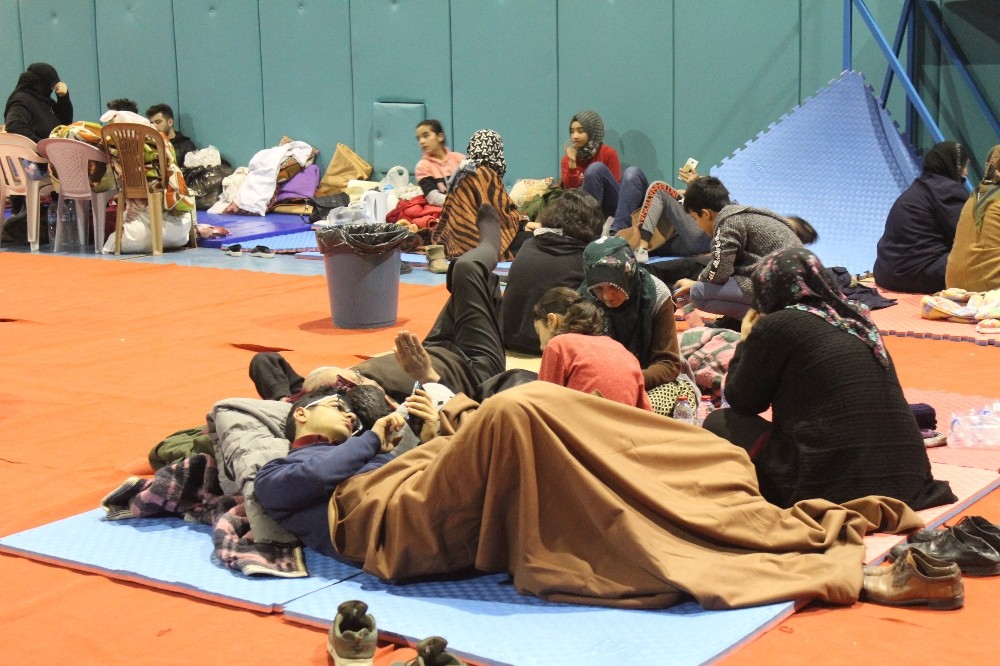 Depremzedeler geceyi spor salonunda geçiriyor 