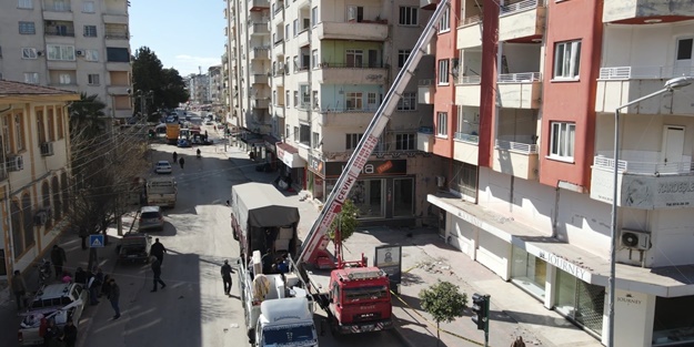 Depremzedeler hasarlı evlerinden eşyalarını taşıyor!