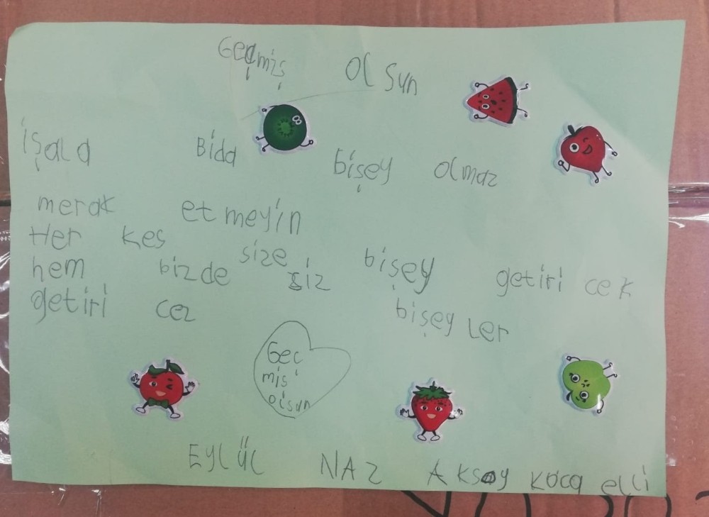 Depremzedeler için hazırlanan yardım paketlerinden çıkan mektuplar duygulandırdı 
