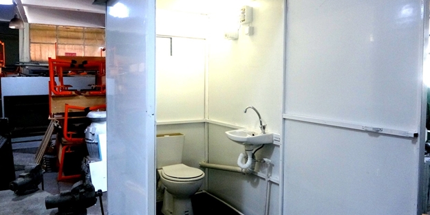 Depremzedeler için seyyar tuvalet üretimi