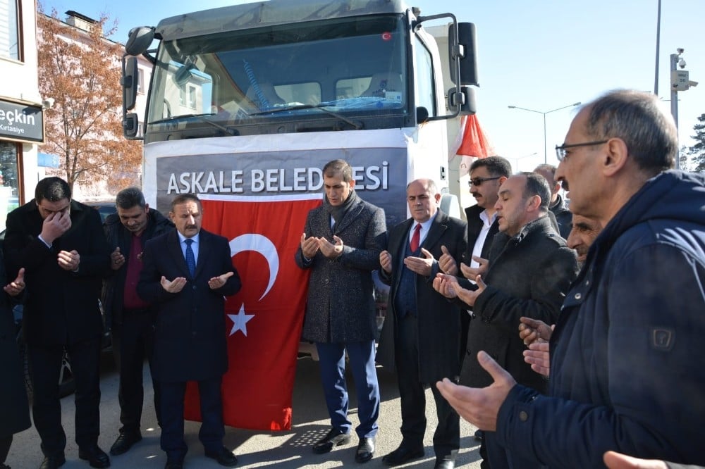 Depremzedeler için toplanan yardımlar dualarla uğurlandı 