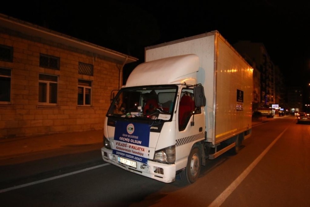Depremzedeler için toplanan yardımlar yola çıktı 