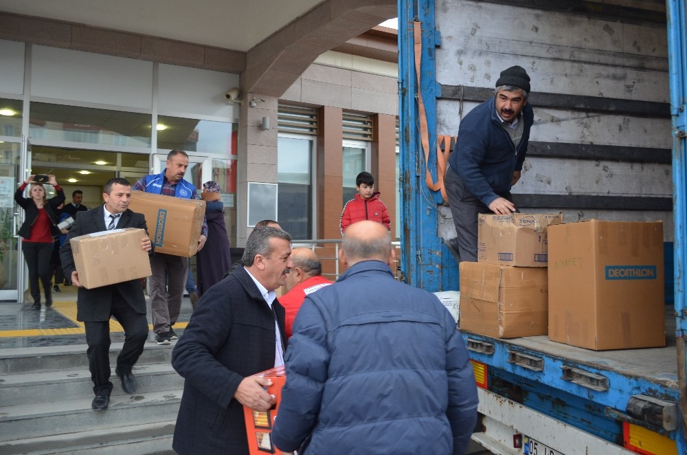 Depremzedeler için toplanan yardımlar yola çıktı 