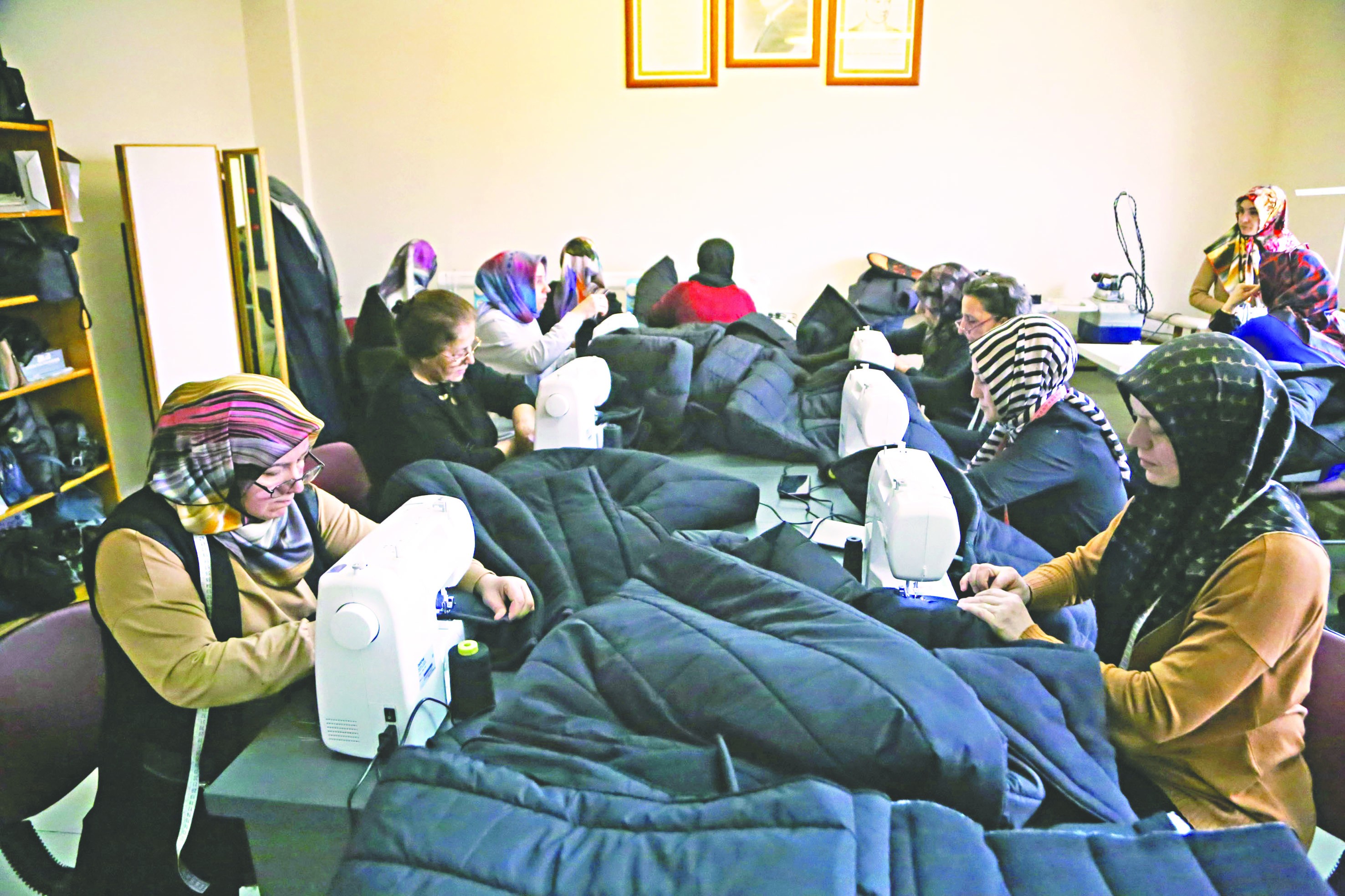 Depremzedeler için uyku tulumu dikiyorlar