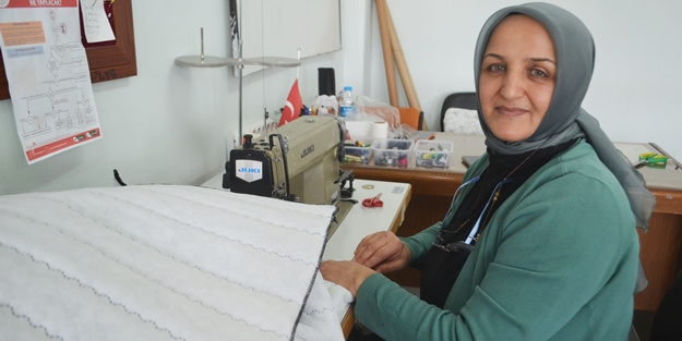 Depremzedeler için uyku tulumu dikiyorlar