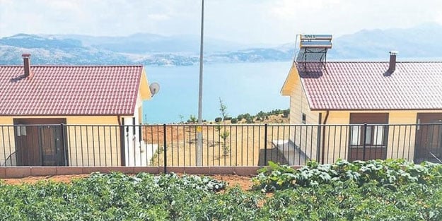 Depremzedeler konutlarına kavuştu! Tatil köyünü aratmıyor