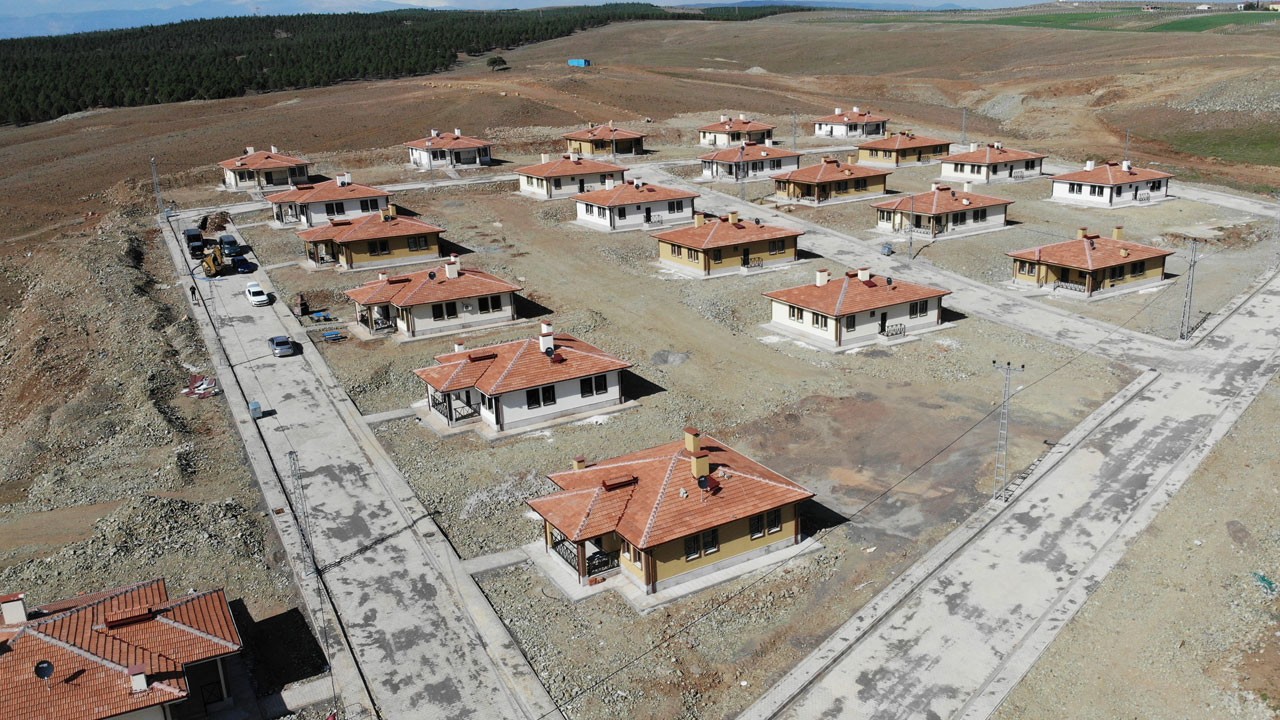 Depremzedeler köy konutlarına yerleşmeye başladı