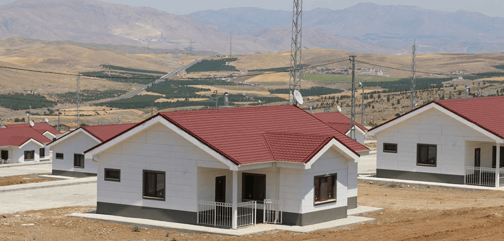 Depremzedeler köy tipi evlerine kavuştu