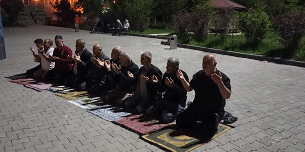 Depremzedelerden şükür namazı