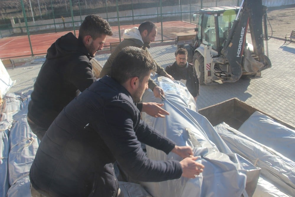 Depremzedelere çadır dağıtılmaya başlandı 