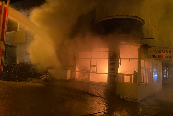 Depremzedelere ekmek çıkaran fırın alev alev yandı
