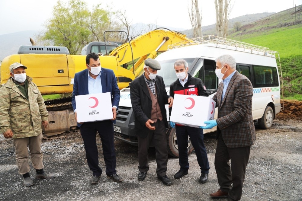 Depremzedelere temizlik malzemesi ve gıda yardımı 
