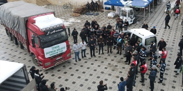 Depremzedelere yardım taşıyan minibüs ve kamyon birbirine girdi