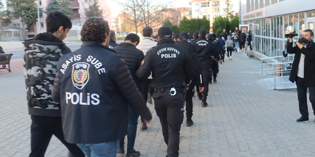 Depremzedeleri dolandıran 17 zanlı yakalandı