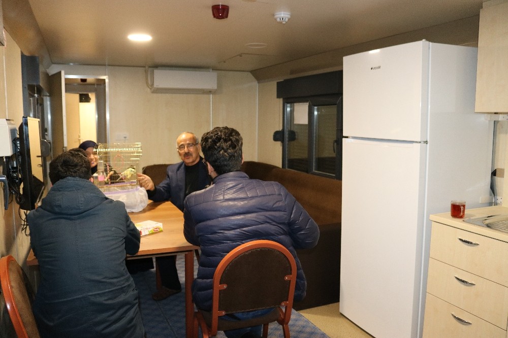 Depremzedelerin gündüz vakti vagonlarda yaşamları 