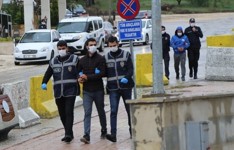Depremzedelerin hasarlı evinden hırsızlık yapan 2 şüpheli de tutuklandı 