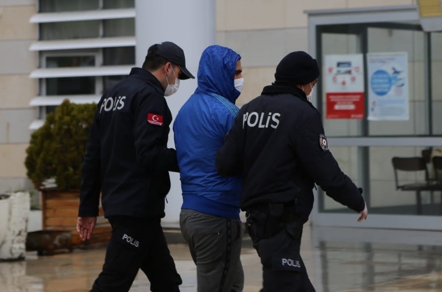Depremzedelerin hasarlı evinden hırsızlık yapan 2 şüpheli yakalandı 