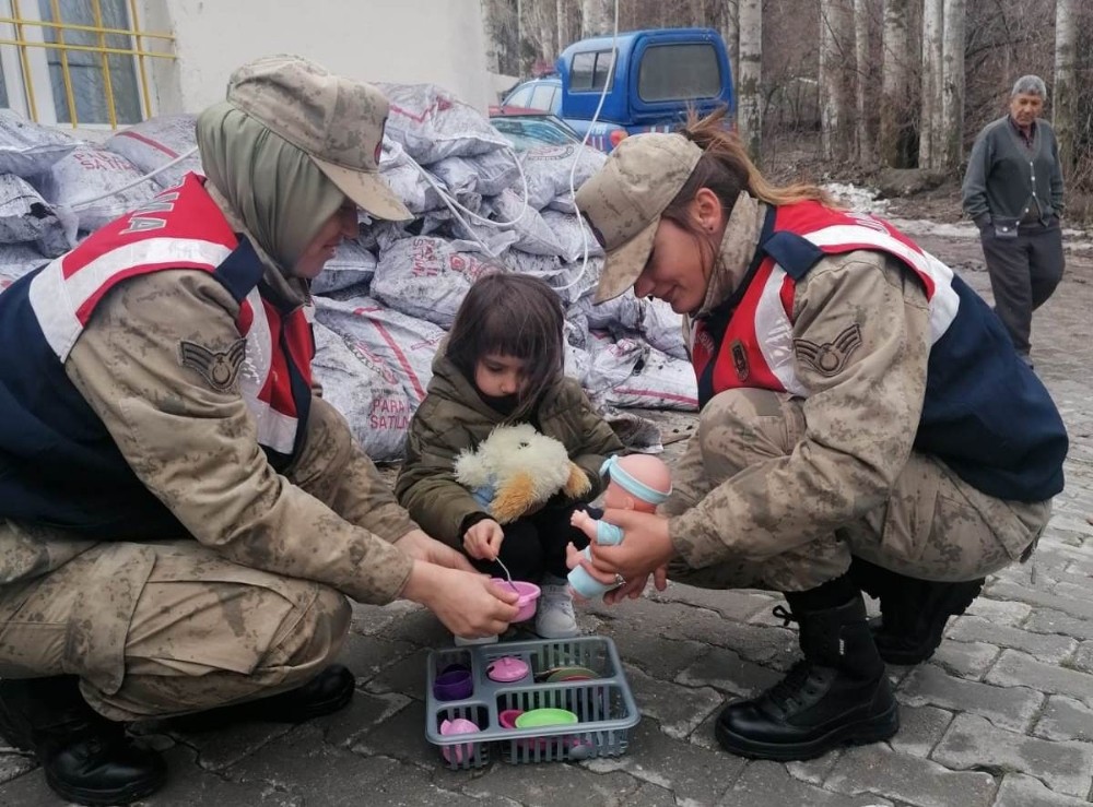Depremzedelerin yaraları sarılıyor 