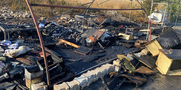 Depremzedenin çadırı yangında küle döndü