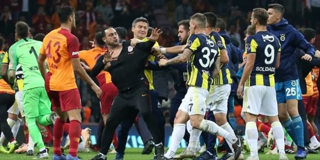 Derbi bitti ortalık karıştı! Yumruk yumruğa girdiler