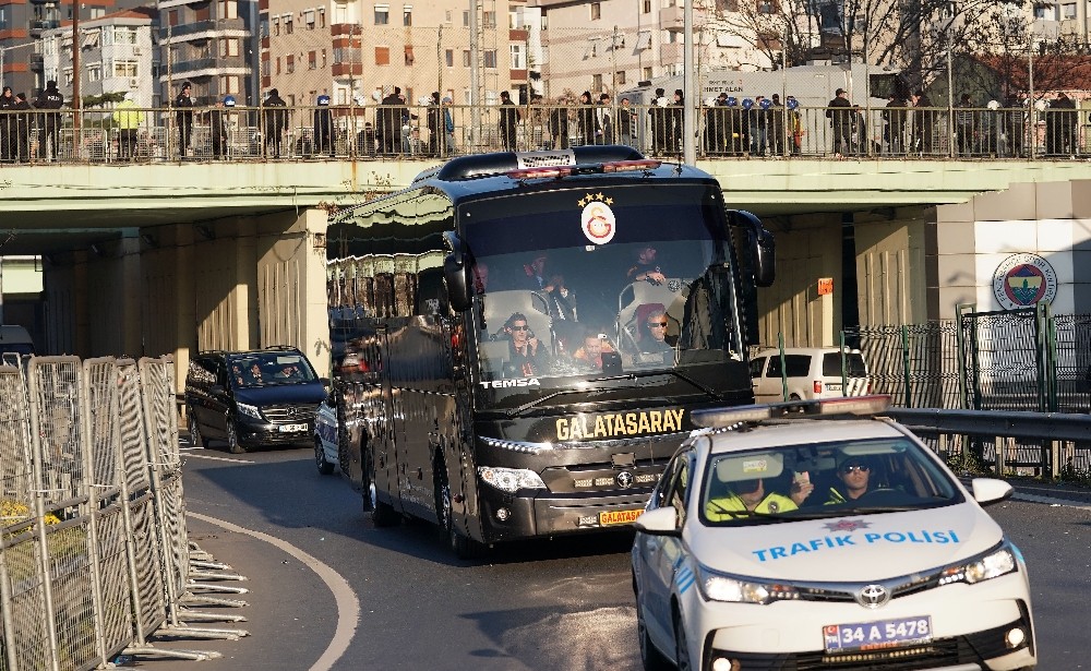 Derbi için takımlar stada geldi 