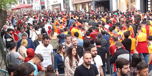 Derbi öncesi bir grup Galatasaray taraftarından provokasyon