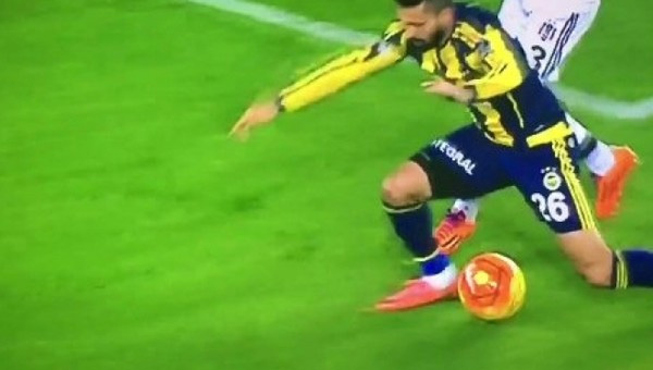 Derbide Beşiktaşlıları isyan ettiren pozisyon