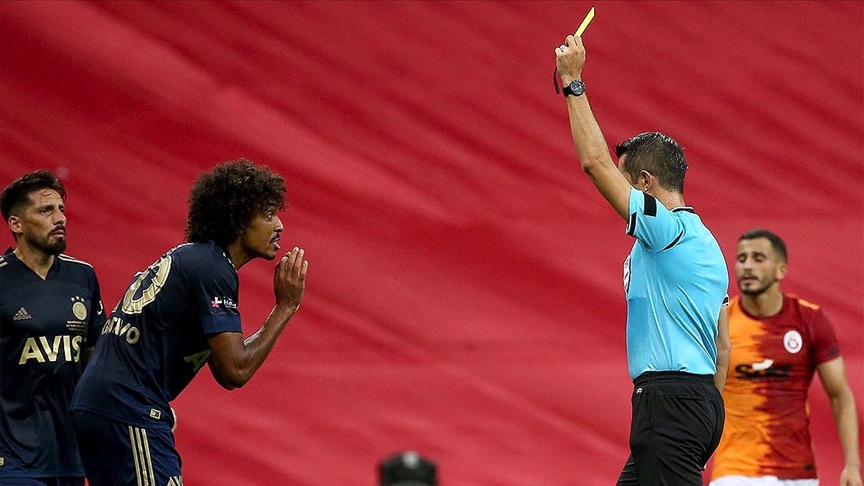 Derbide kartlar havada uçuşuyor