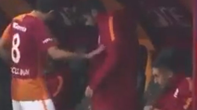 Derbide oyundan alınan İnan sadece Sabri Sarıoğlu'nun elini sıkmadı