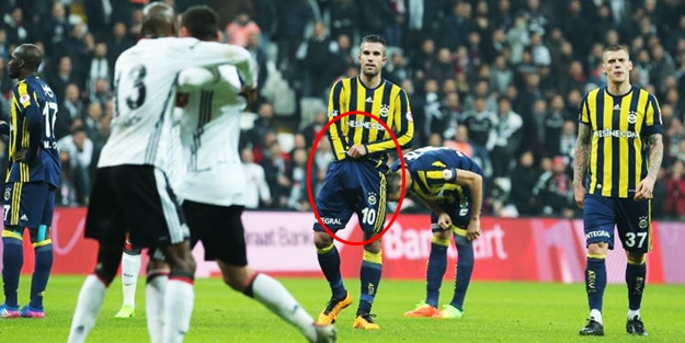 Van Persie'den derbide olay hareket!