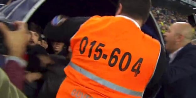 Derbiden şok görüntüler! Tolga güvenlik görevlisine yumruk atmış