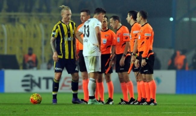 Derbinin hakemi Cüneyt Çakır'a ağır sözler