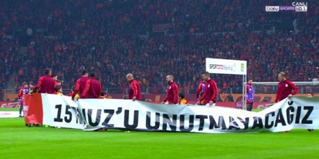 Derbiye damga vuran pankart!