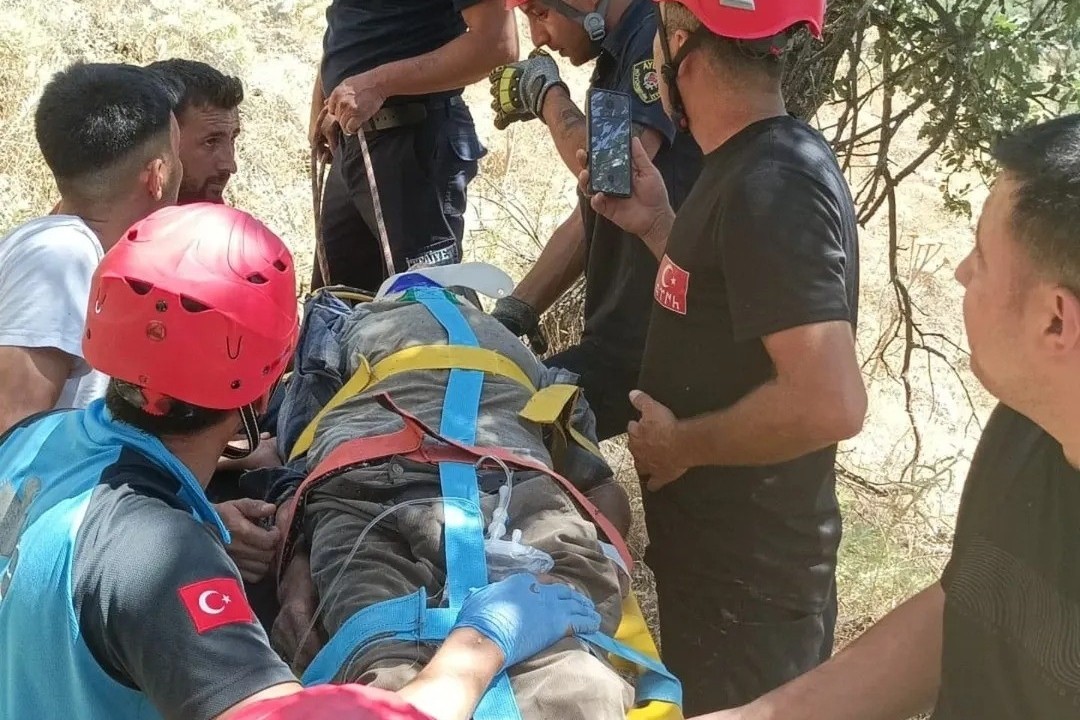 Dere kenarına düşen ve baygın halde bulunan yaşlı adam kurtarıldı