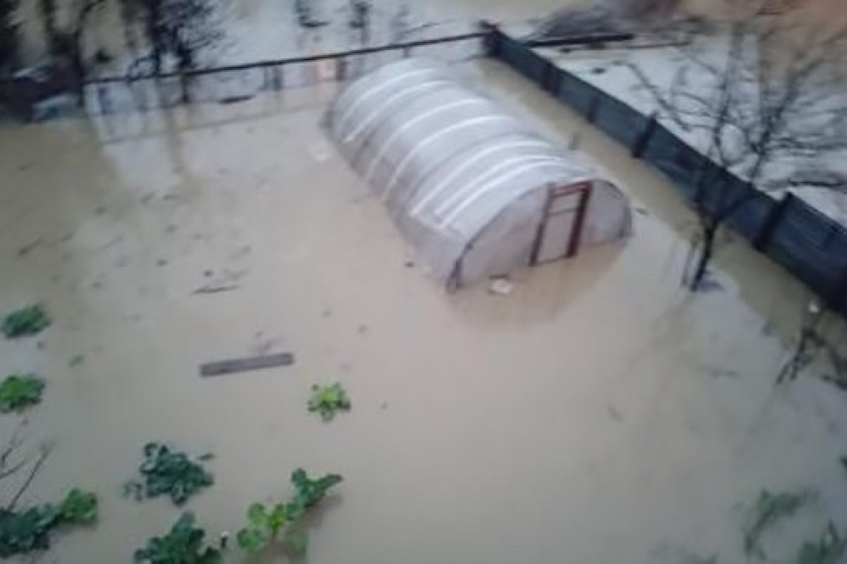 Dere taştı, bahçe ve sera sular içerisinde kaldı