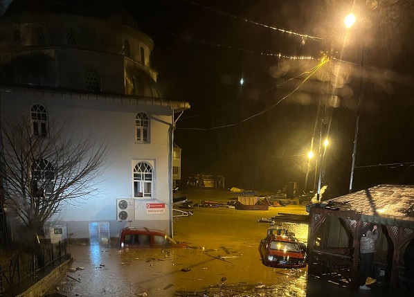 Dere taştı camide mahsur kaldılar