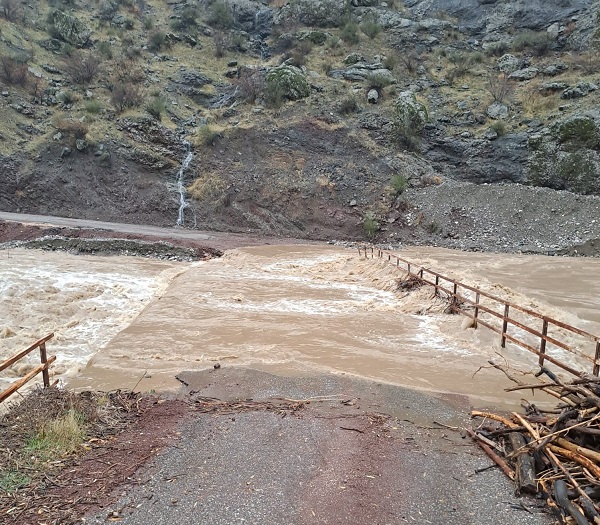 Dere taştı köprü suda kayboldu