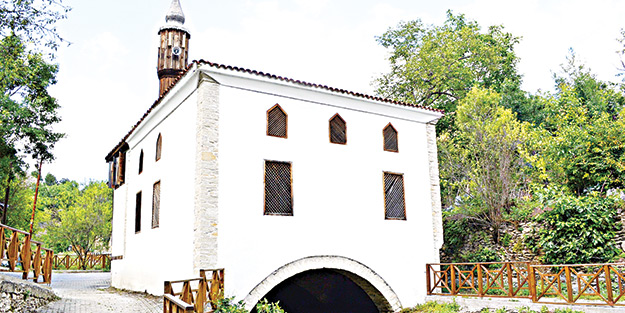 Dere üzerindeki cami büyük ilgi görüyor