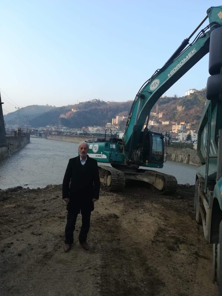 Dere yatağına kaçak dökülen moloz yığınları temizlendi 