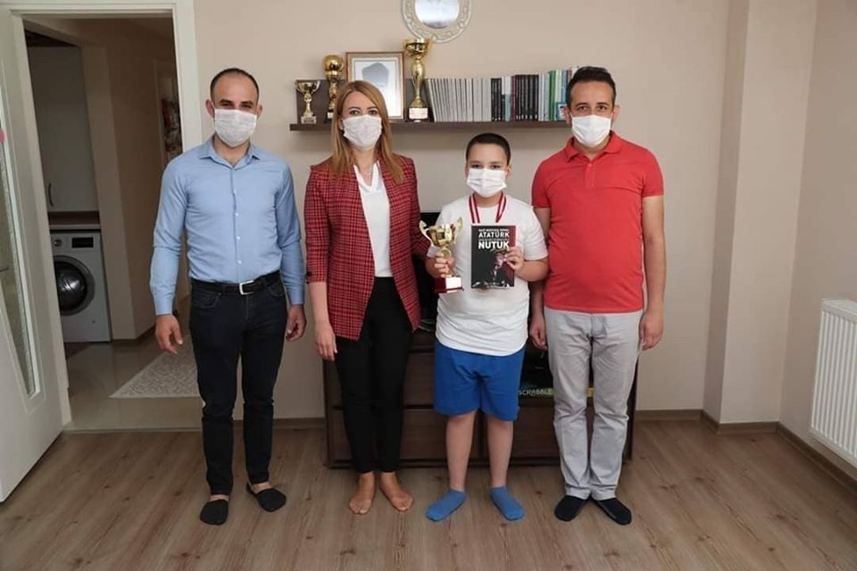 Dereceye giren sporculara ödülleri verildi 