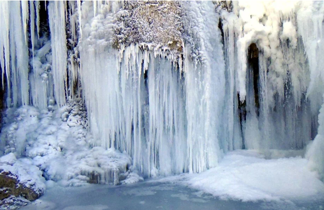 Derecik Şelalesi'nde metrelerce uzunlukta buz sarkıtları oluştu