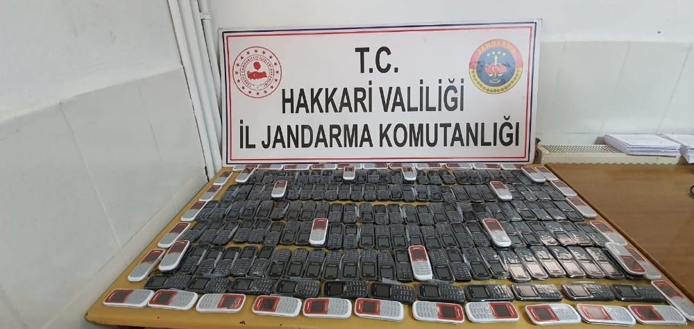 Derecik’te çok sayıda gümrük kaçağı cep telefonu ele geçirildi 