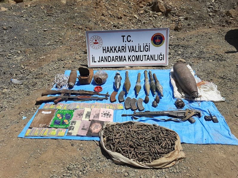 Derecik’te patlayıcı ve mühimmat ele geçirildi 