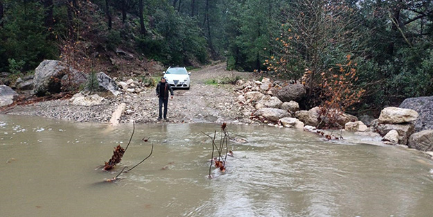 Derenin debisi yükseldi aracıyla mahsur kaldı